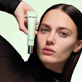 Prada Refine Blurring Extending Primer