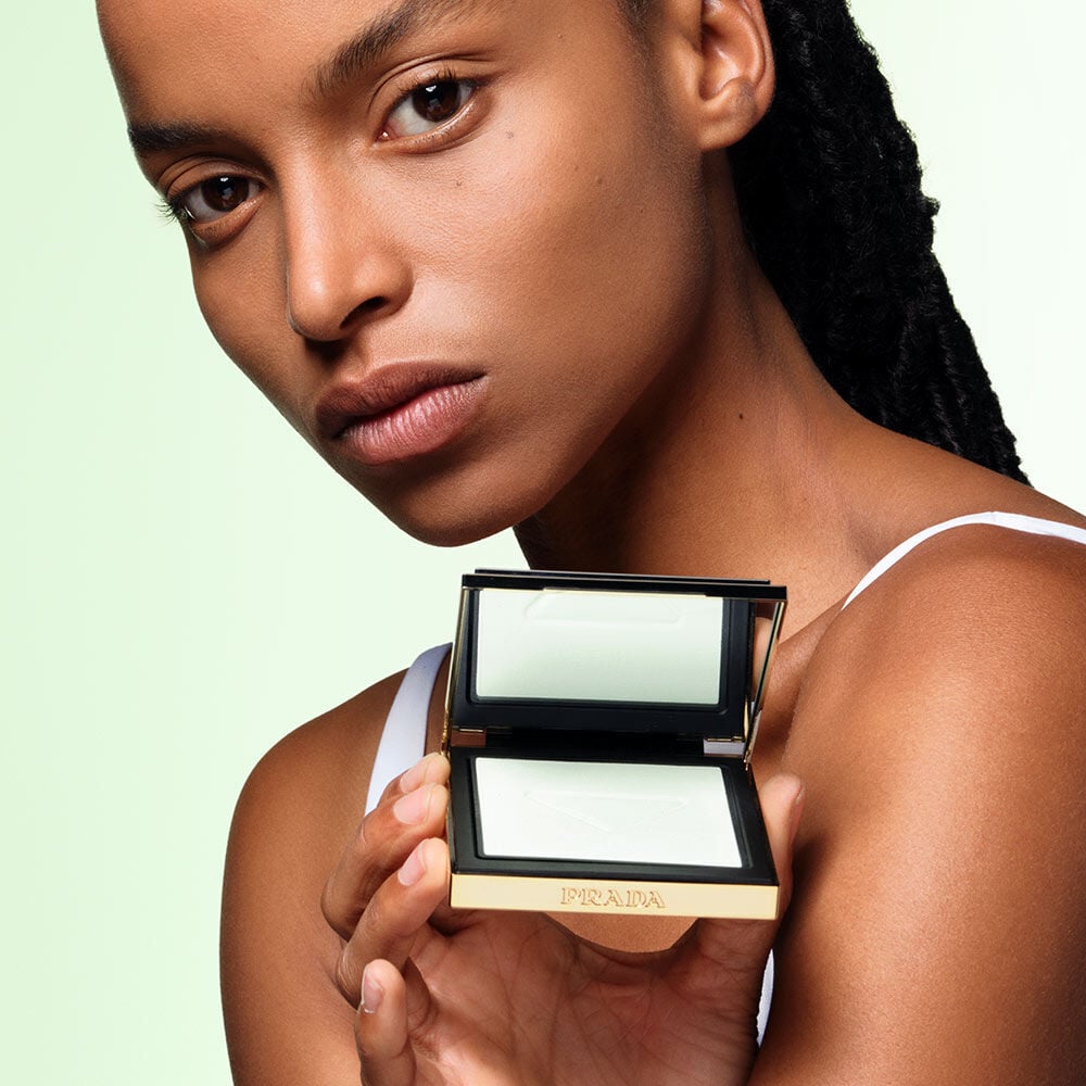 PRADA RESET プレストパウダー グリーン 7g Shop Prada Reset Rebalancing Setting Powder | Prada Beauty