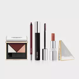 Prada Mahogany Bundle packshot With Dimensions Eye Palette in shade B03 mahogany, Lines Eye pencil in shade 03 Mahogany, pradascope in shade b03 mahogany, monochrome Soft matte in shade O103 Spice mahogany and complimentary double mirror