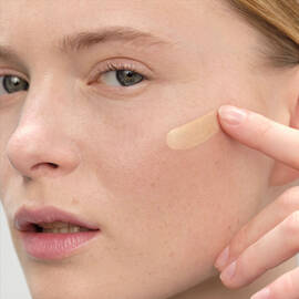 Prada Reveal Skin Optimizing Foundation