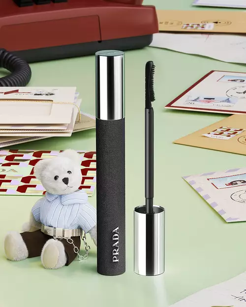 Pradascope in shade Nero in a holiday environment with letters, teddy bear and light green background
